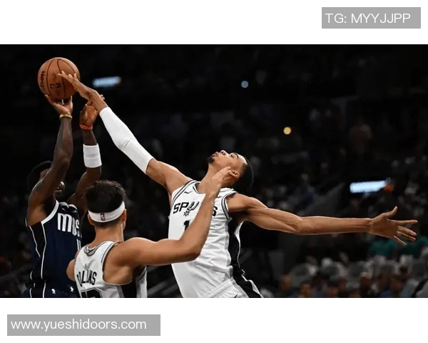 勇士主场力克马刺以129比115取得胜利展现强大团队实力 勇士主场力克马刺以129比115取得胜利展现强大团队实力