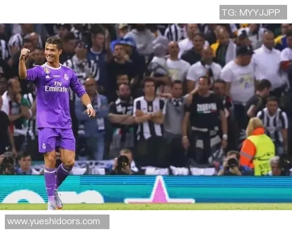 球迷疯狂行为再现欧冠赛场上演抢夺C罗球衣奇观