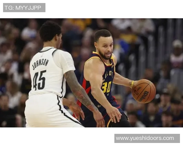 库里在对阵快船时精彩晃倒保罗展现超凡球技引发球迷热议